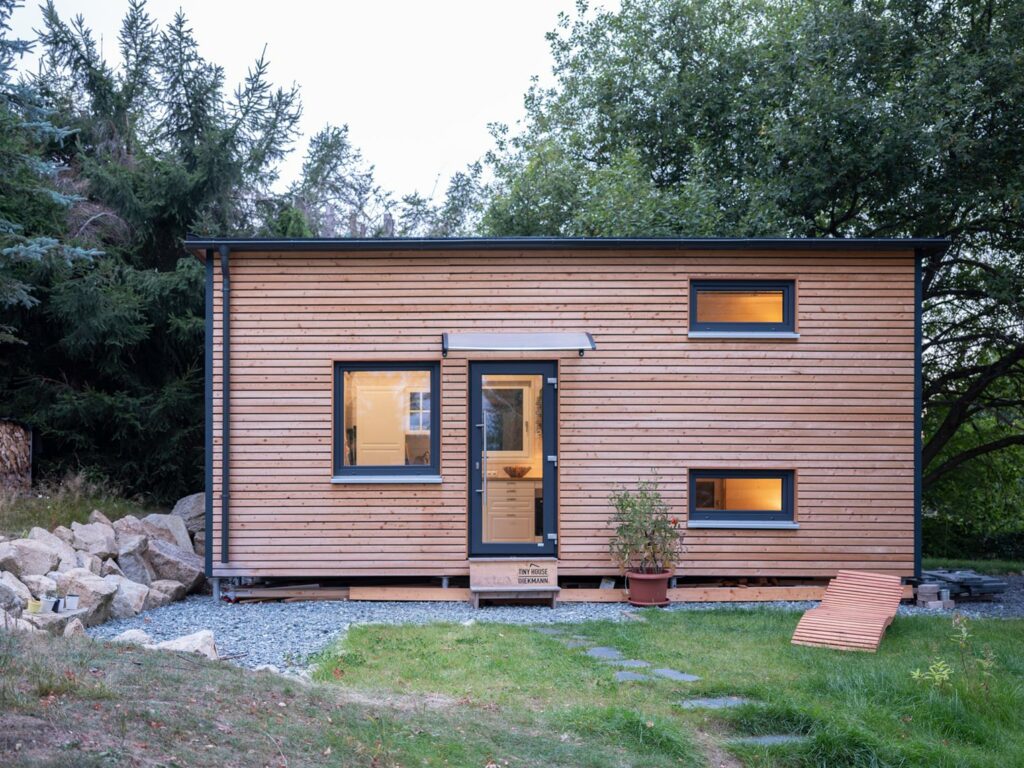 modernes Eigenheim mit Holzfassade