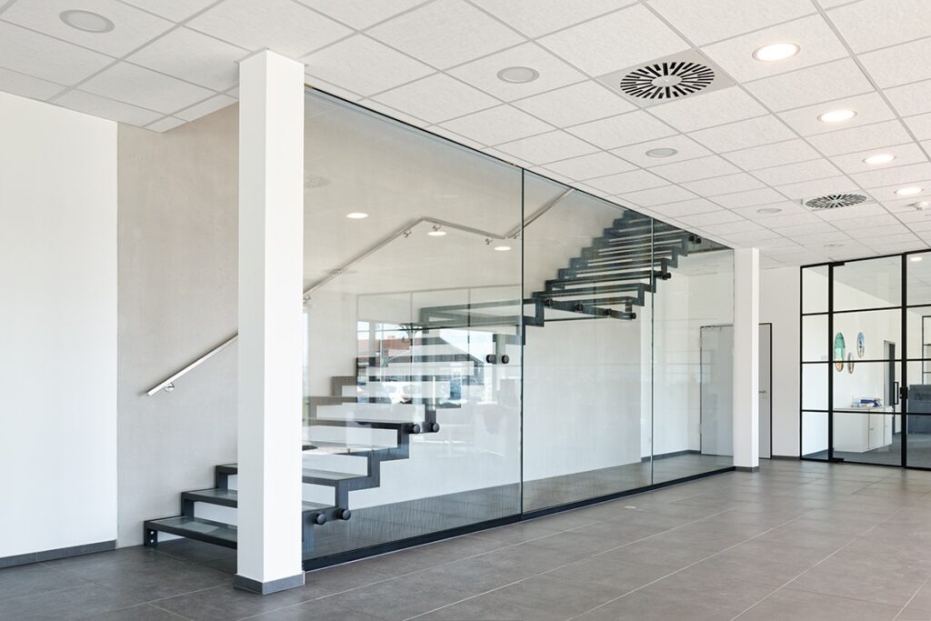 Glastreppe in einem Bürogebäude