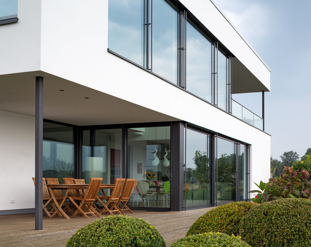 modernes Einfamilienhaus mit großen Fensterfronten