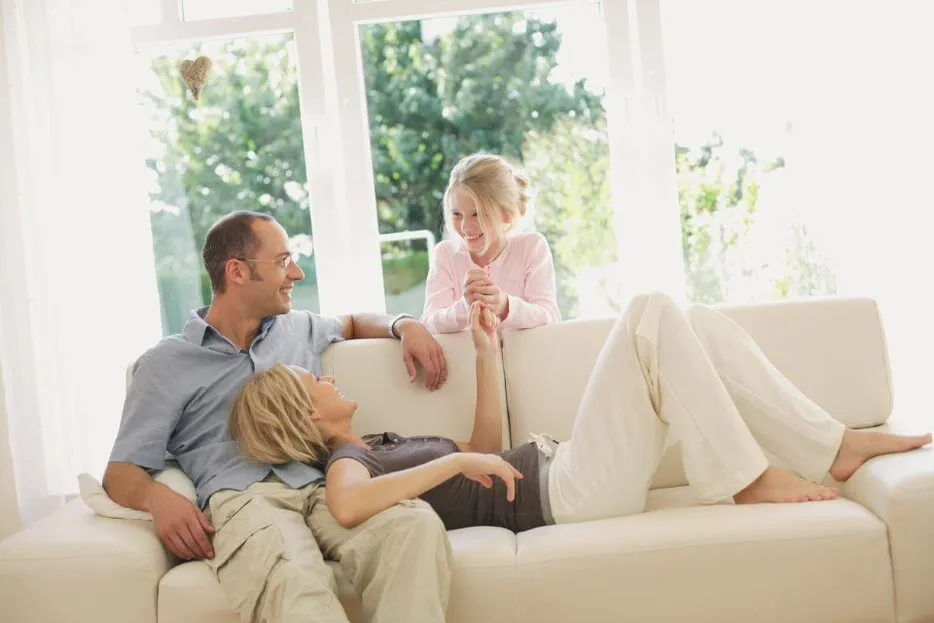 junge Familie im Wohnzimmer