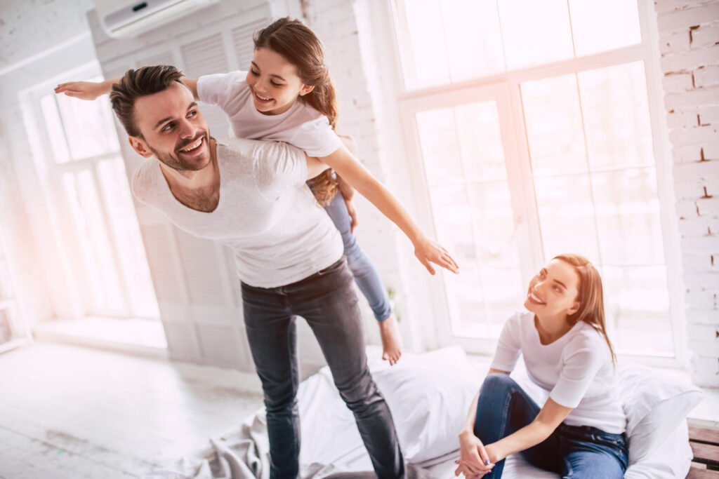 junge Familie in lichtdurchflutetem Raum