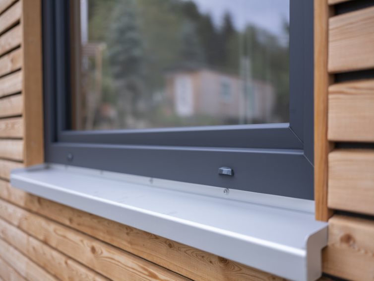 Fenster mit Fensterbank in modernem Holzhaus