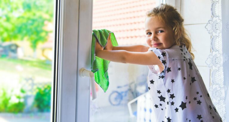 Kind putzt Fenster