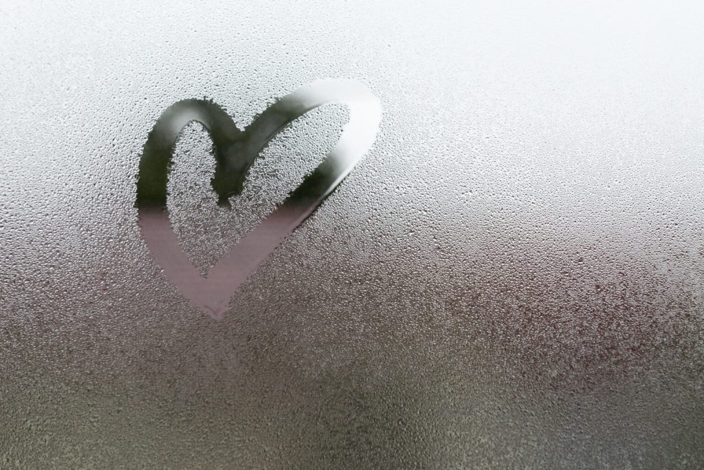 Herz auf beschlagenem Fenster