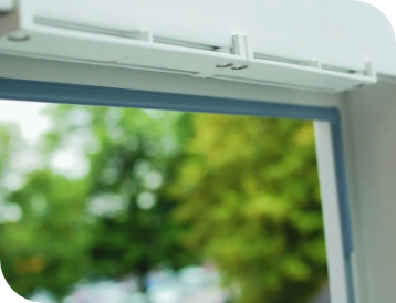 Fenster mit Blick in den Garten