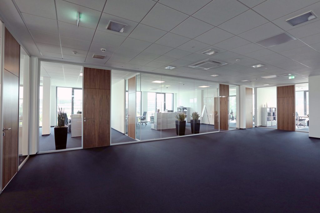 Büro mit vielen Fenstern