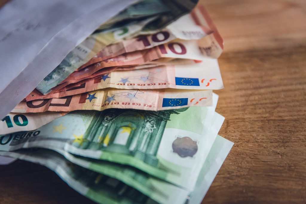 Geld in einem Briefumschlag