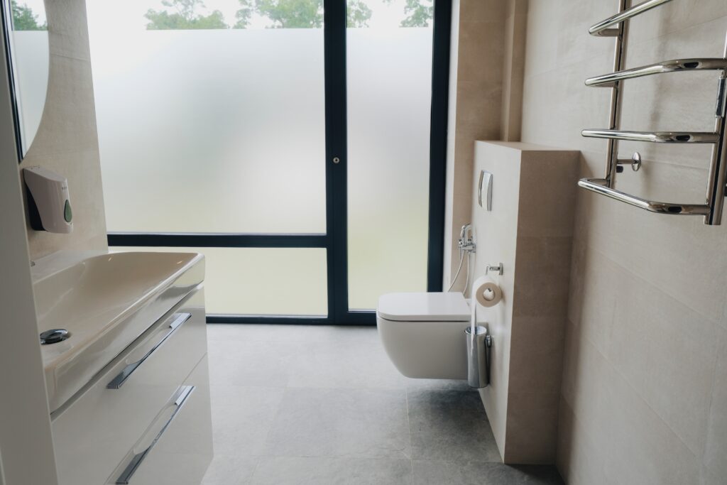 Badezimmer mit Milchglasfenstern
