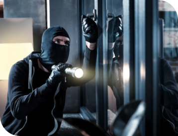 Einbrecher an einem Fenster