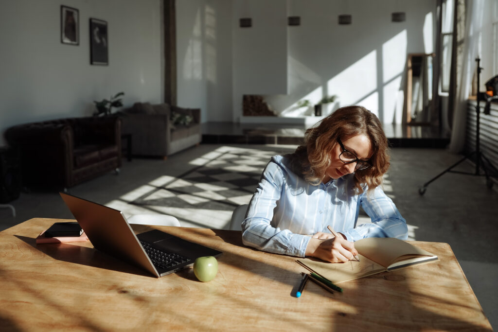 junge Frau arbeitet in lichtdurchflutetem Raum