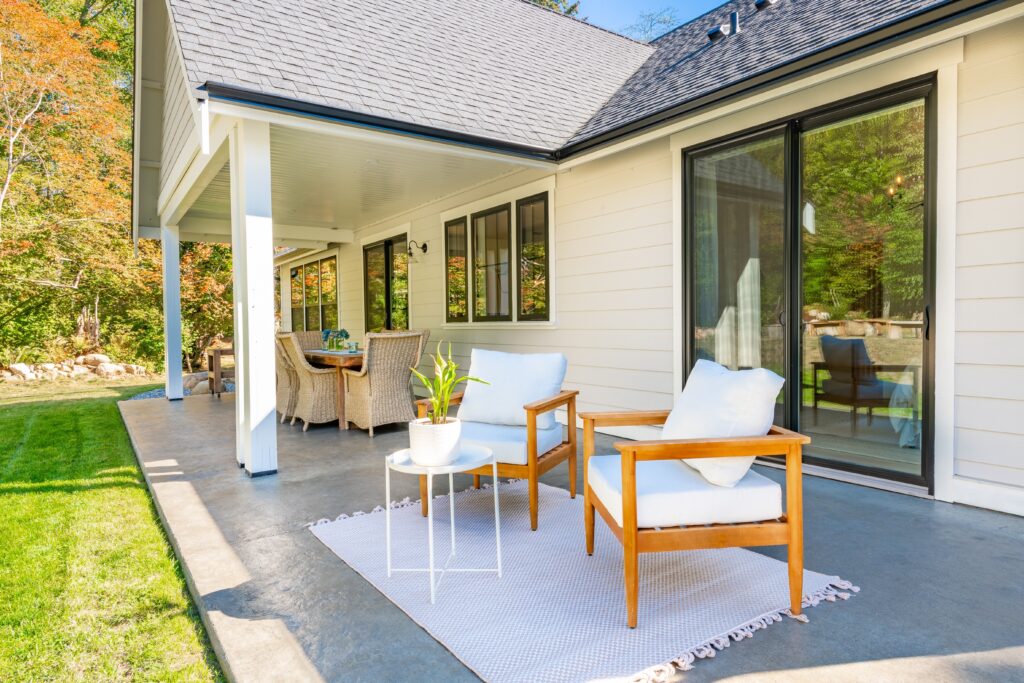 schöne Terrasse mit Gartenmöbeln