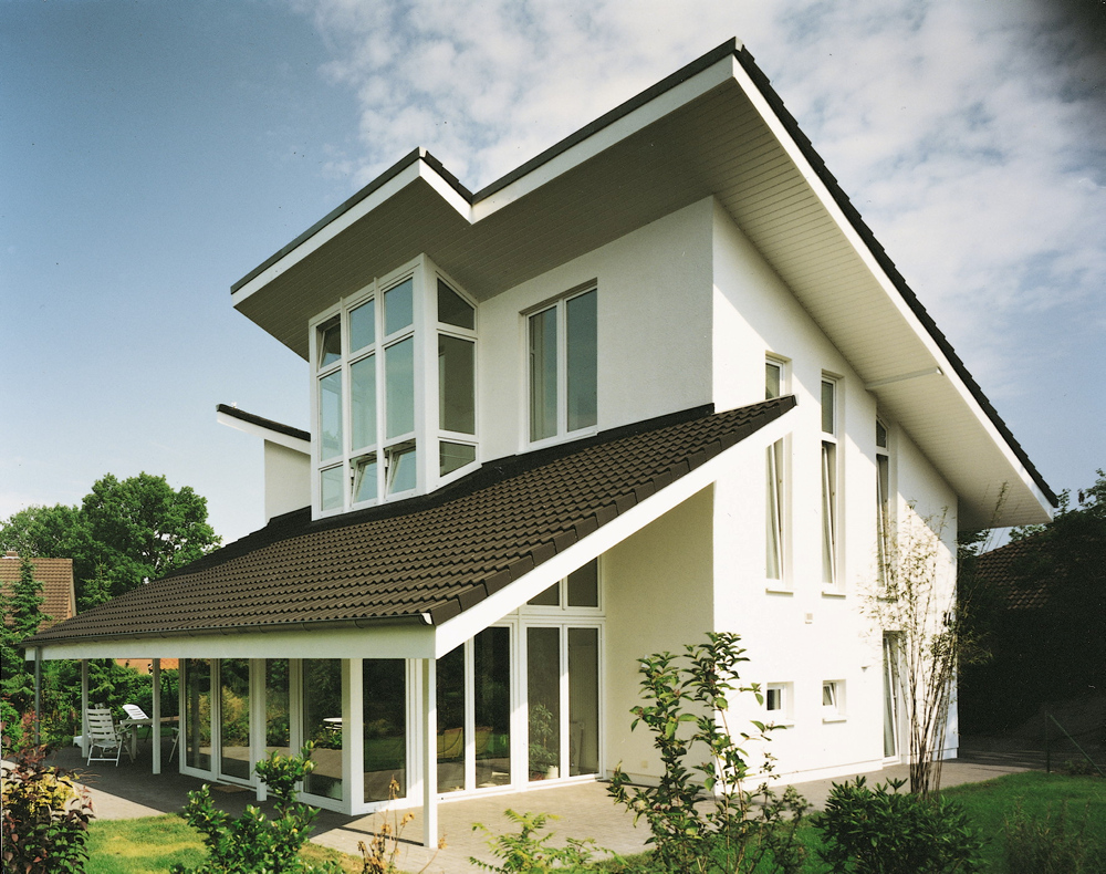 großes Einfamilienhaus mit vielen Fenstern