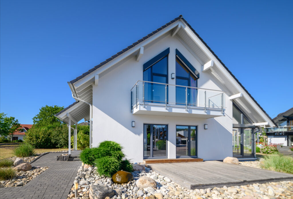 Einfamilienhaus mit Balkon und vielen Fenstern