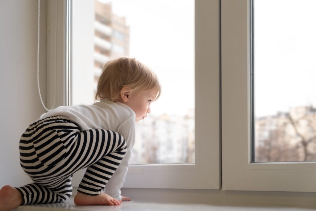 Kleinkind am Fenster
