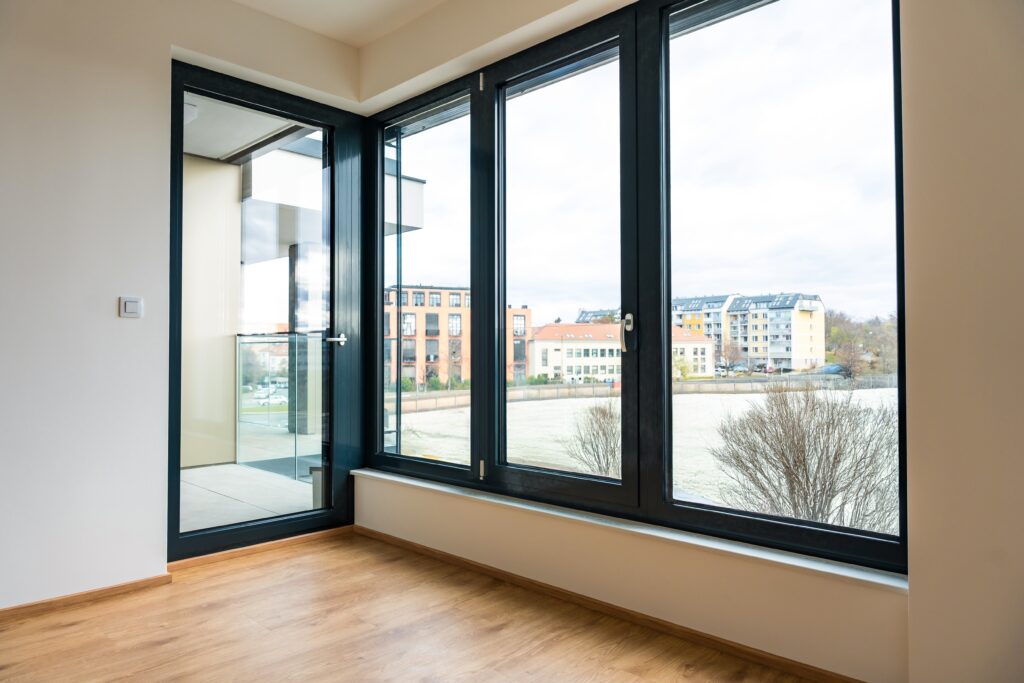 Neue Fenster und eine neue Balkontür helfen dir, Energie zu sparen.